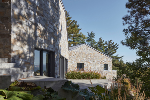 Residential design solution finds opportunity in constraints of perilous site