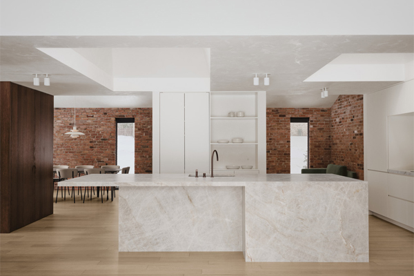 Quebec residence renovation preserves mid-century esthetic