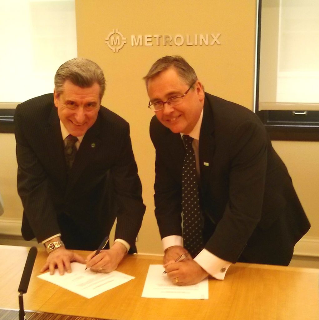 A Memorandum of Understanding (MOU) was signed by Consulting Engineers of Ontario’s (CEO’s) Barry Steinberg (left) and Metrolinx’s Bruce McCuaig (right) to improve transportation infrastructure across Ontario. Photo courtesy Consulting Engineers of Ontario