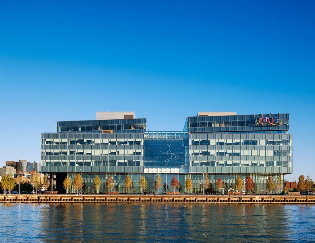 The glass-clad structure employed a metal wall panel system for its sustainability, long lifecycle, and recyclability.