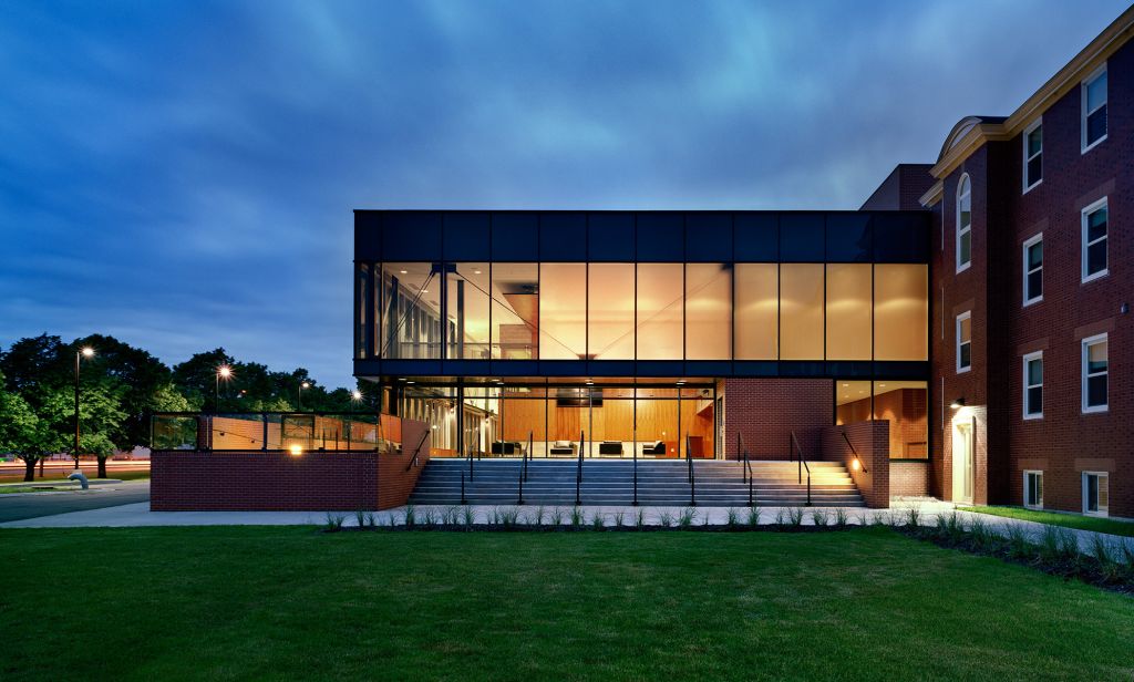 Designed by MacKay-Lyons Sweetapple Architects, the School of Business at University of Prince Edward Island (PEI) project features flexible learning spaces, natural daylighting, and a large public atrium. Photo © Steve Evans