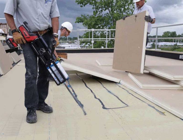 Polyisoroofinginsulationbeinginstalled.CourtesySoprema