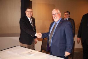 CSC president David Boyle, CTR, and CSI chair Ron Geren, FCSI, sign an updated MasterFormat licensing agreement.