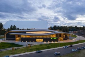 Canadian structural engineer, StructureCraft, built a specially crafted, dual-curve timber roof in a long-span format in University of Idaho’s (U of I’s) basketball arena in Moscow, Idaho.