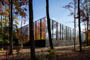 The mirror-polished aluminum of the facade reflects the surrounding.