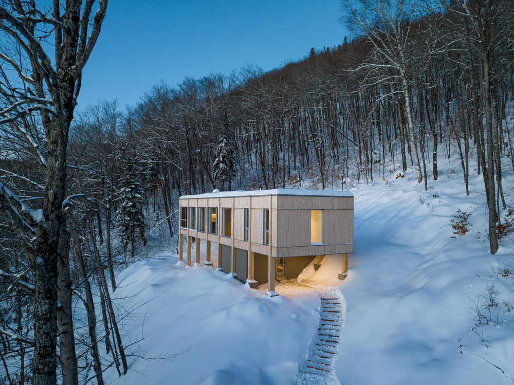 Quebec chalet ‘on stilts’ offers forest experience with elevated design