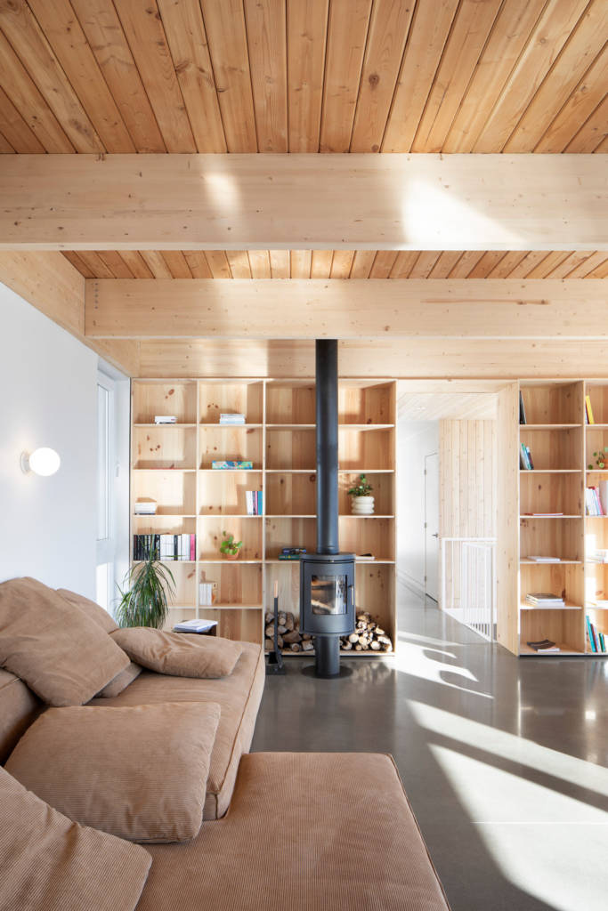 Quebec chalet ‘on stilts’ offers forest experience with elevated design